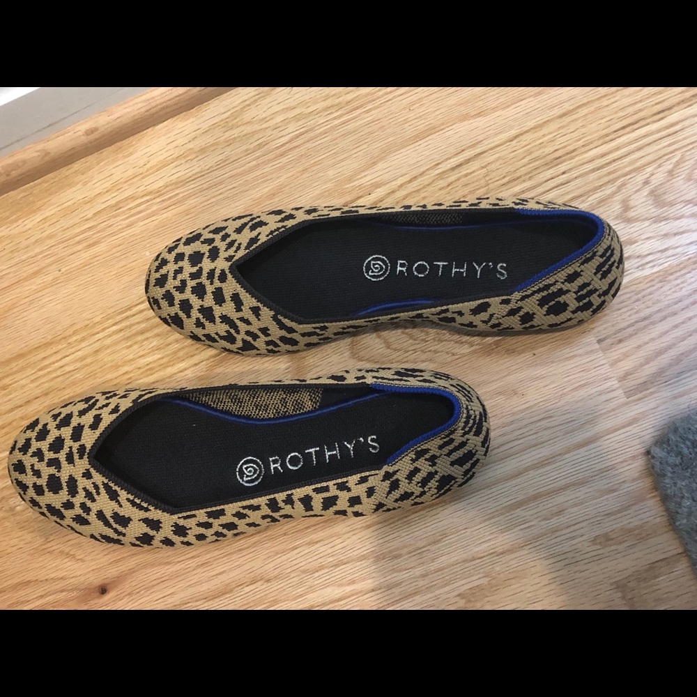 Rothys 8.5 spotted round flat shoes.